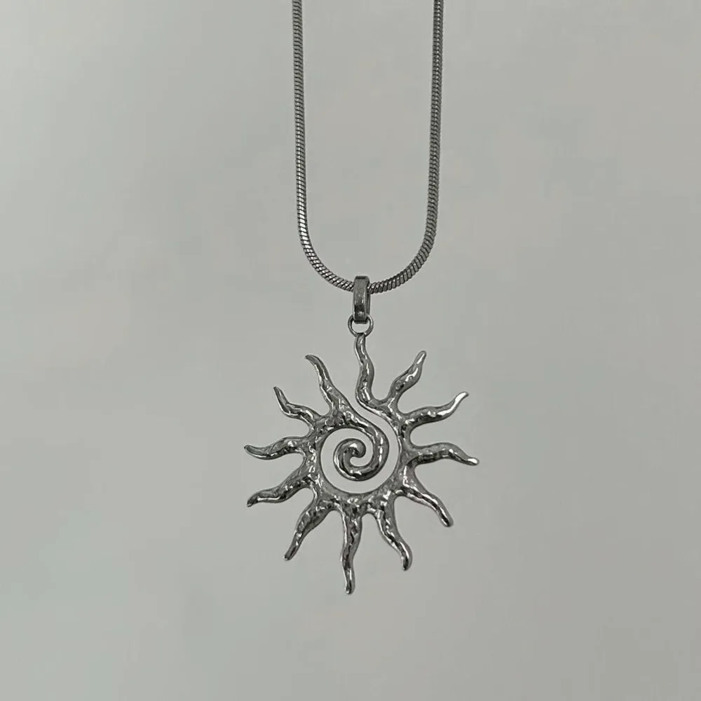 جديد الفولاذ المقاوم للصدأ الشمس قلادة الذهب اللون أنيقة الملمس المعدني قلادة مقاوم للماء خمر أنيقة الفولاذ المقاوم للصدأ ارتداء اليومي