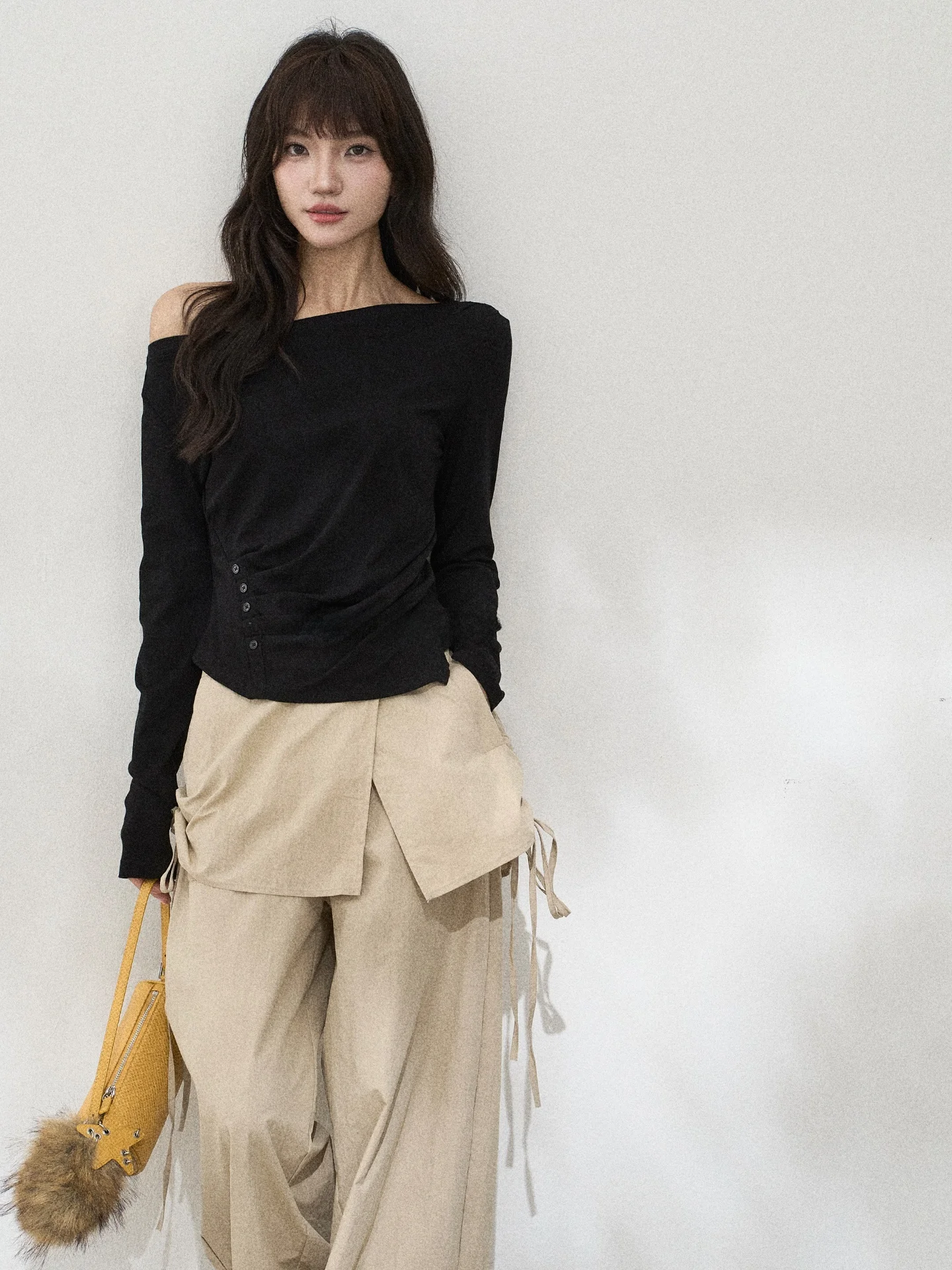 

Женская повседневная футболка Flower7 с открытыми плечами и длинным рукавом, весенняя коллекция, корейский стиль, приталенный крой, из смесового хлопка, комфортная, приятная к телу.