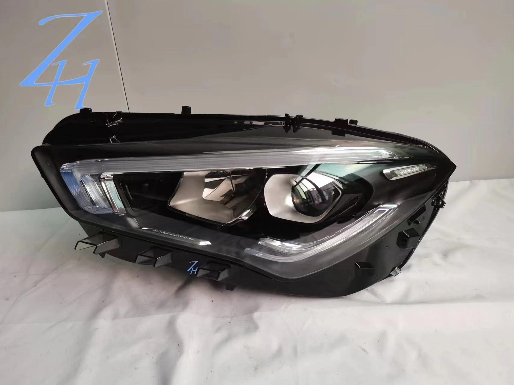 For Mercedes-Benz GLA headlight assembly 2020-2023CLA200 CLA220 CLA300 CLA260 car headlight LED headlight accessories original