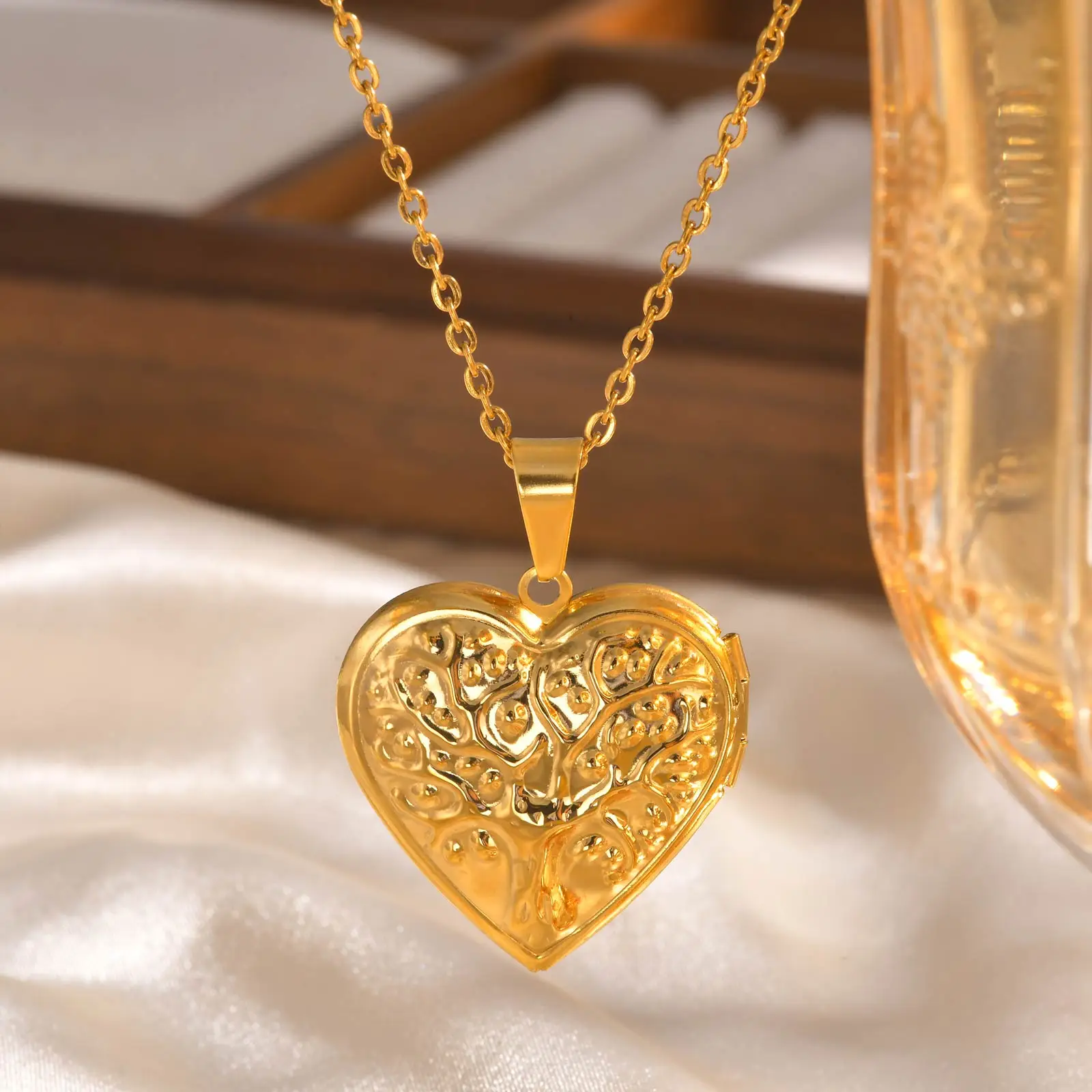 Stainless Steel Fashion Tree of Life Heart Shaped Opening Pendant for Women Custom The Photo of Family Friend Lover Necklace