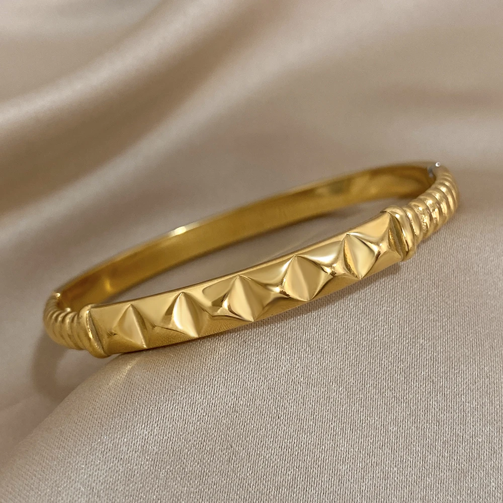Punk Simple Women's Trendy Rivets Bracelets Pyramid Minimalist Prime loop Cuff Bangles Fashion New Charm Lady Jewelry Gifts