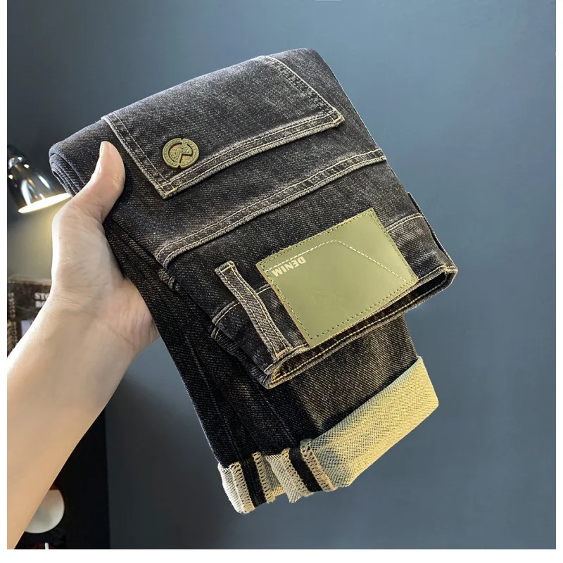 

Черно-серые мужские джинсы, осенний новый стиль 2024, трендовый принт с вышивкой, высококачественная мода, слегка свободные мужские брюки