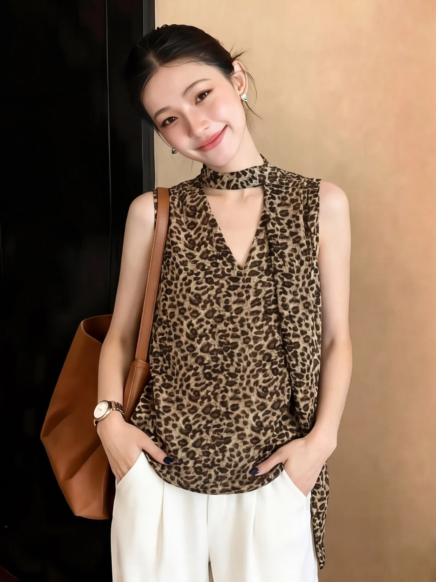 

Retro Hong Kong Style Light Maturity Leopard Print Sash Vest Women Summer Thin Loose Sleeveless Top V-neck Polyester Fiber