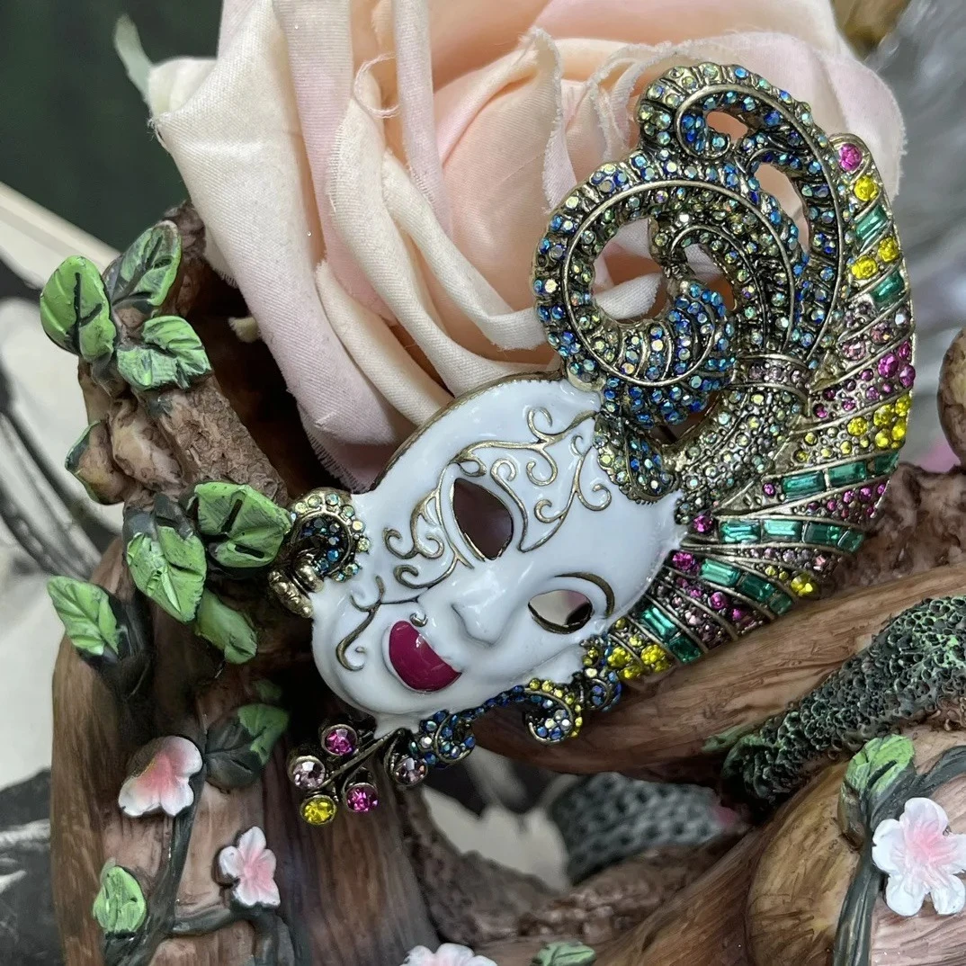 Women Creative Mask Brooch Unique Clothing Badge Masculinity Versatile Coat Pin Corsage Sweater Suit Accessories