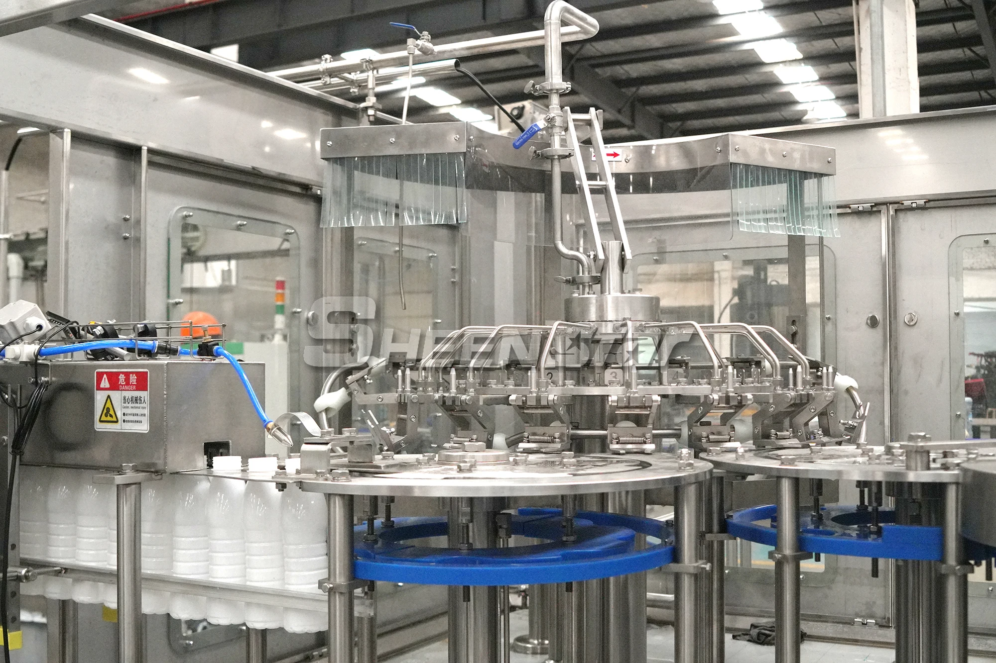 Energy Saving Full Automatic 500ml Beverage Drinking Filling Packing Machine 16 Head 7000bph Juice Bottle Filling