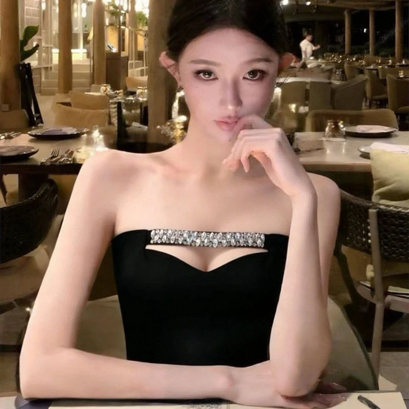 A Black Strapless, Pure and Simple Vest with A Touch of Elegance and Diamond-encrusted Necklace, Korean-style Top As A Base Tops