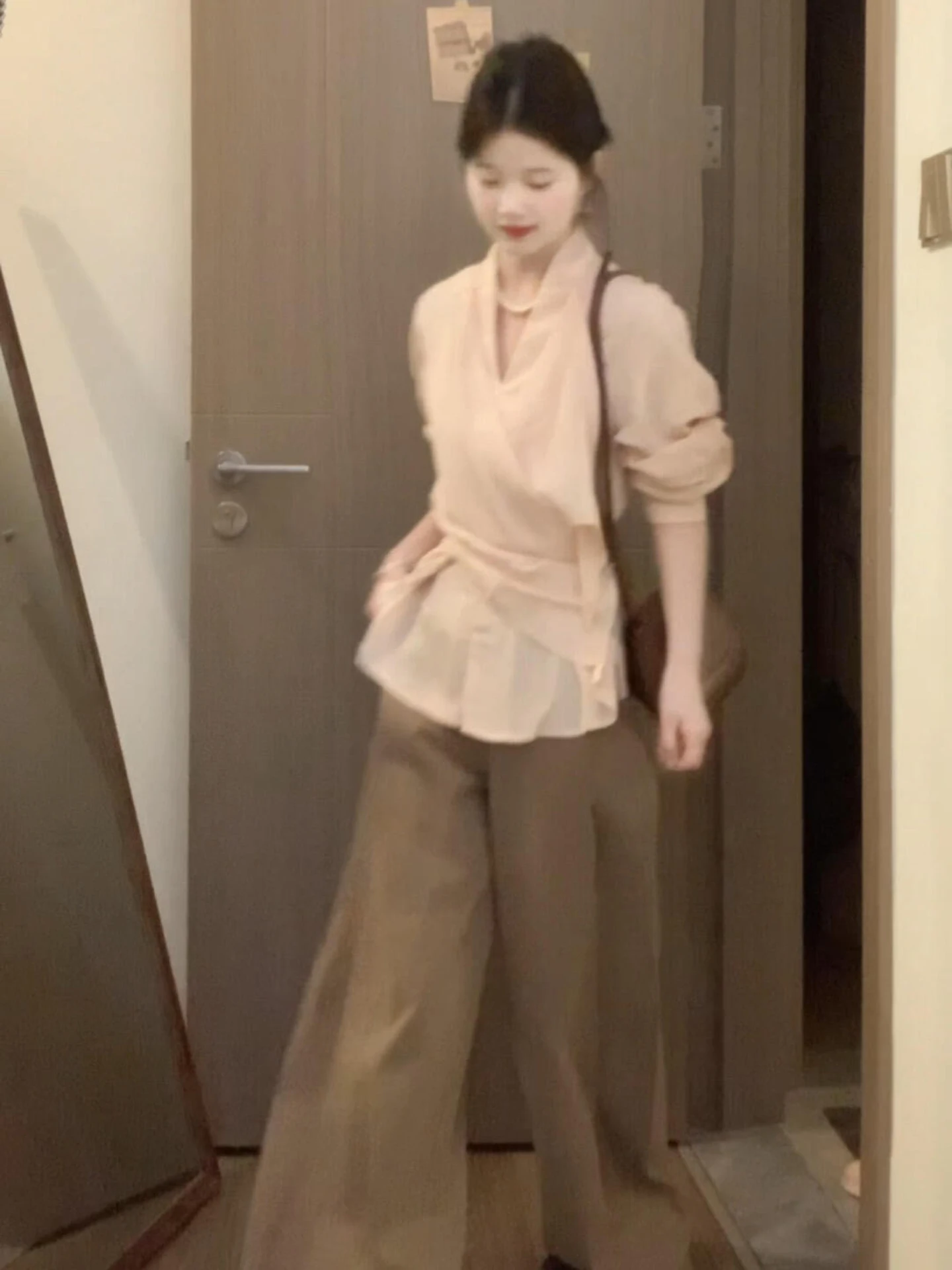 

Элегантный женский топ с V-образным вырезом и длинными рукавами, подчеркивающий талию, для весеннего гардероба, создающий омолаживающий эффект, с индивидуальным дизайном.