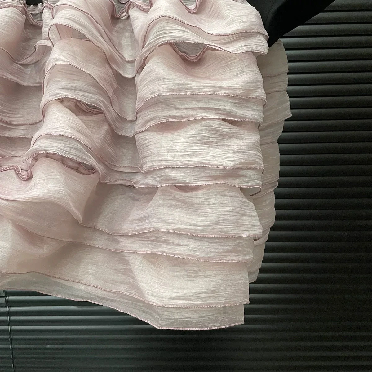 Sukienka T-shirt z krótkim rękawem, kontrastowe szwy, nowa letnia moda damska, elegancka sukienka tortowa, falbanki, bluzka typu pulower z paskiem.