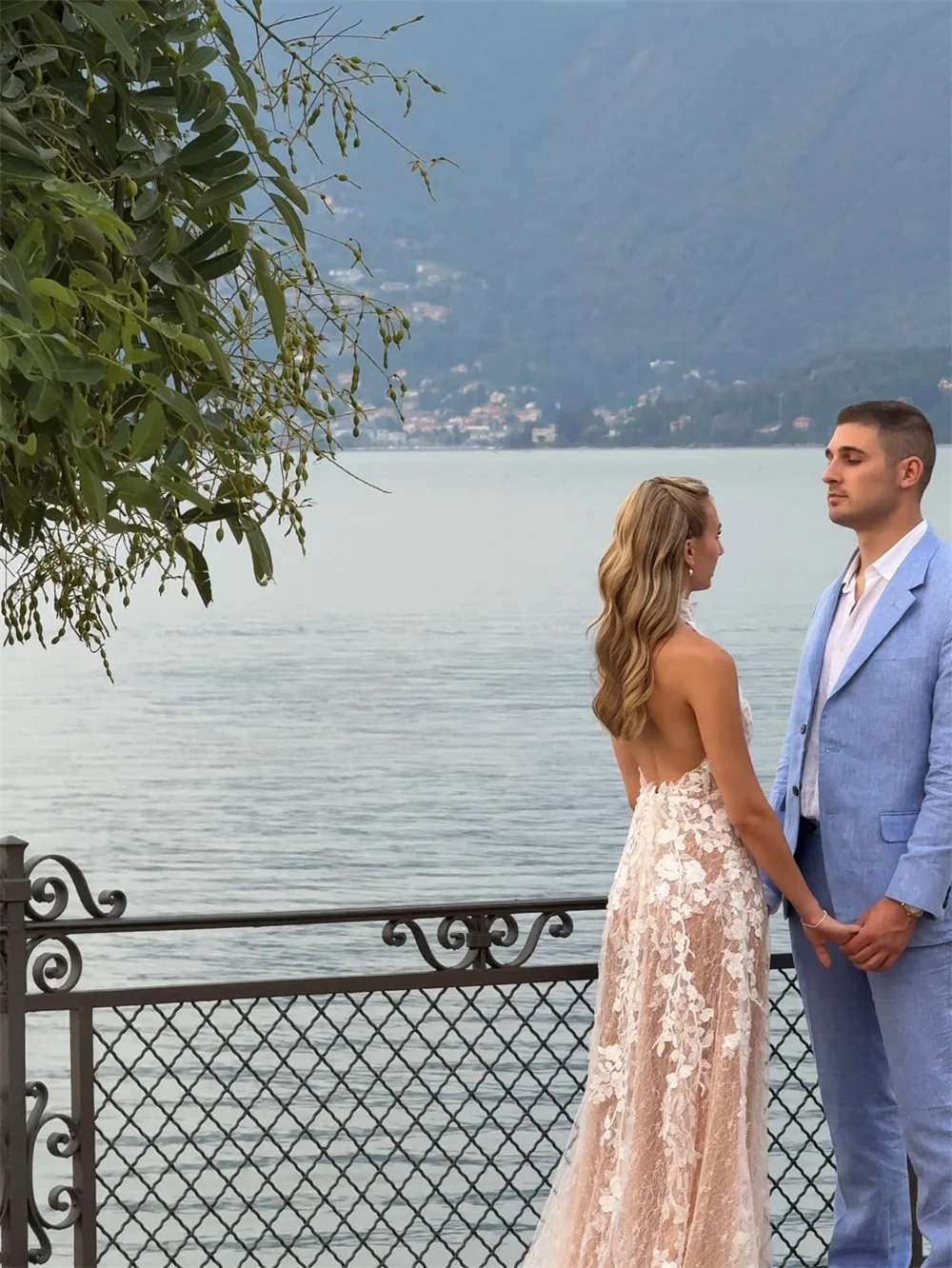 طوكيو مخصص الأبيض الرسن العنق فساتين الزفاف أكمام عارية الذراعين زهرة ثوب الزفاف أنيقة قطار المحكمة ثوب الزفاف #4