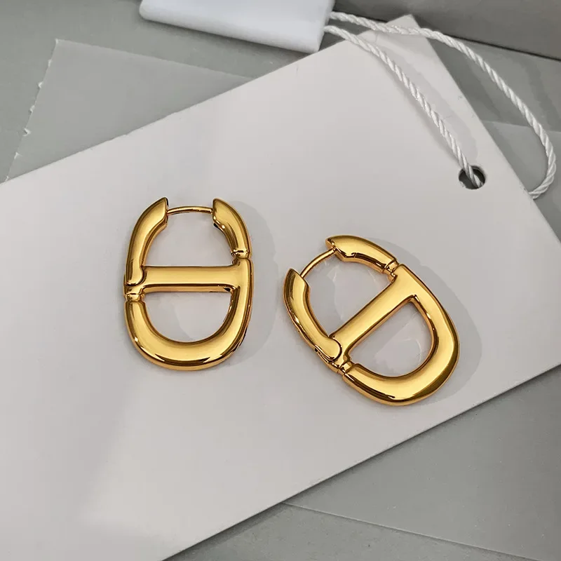 Personalized Hollowed Out Pig Nose Earrings for Women Simple Fashionable Creative Ear Buckle Geometric Internet Famous Earrings