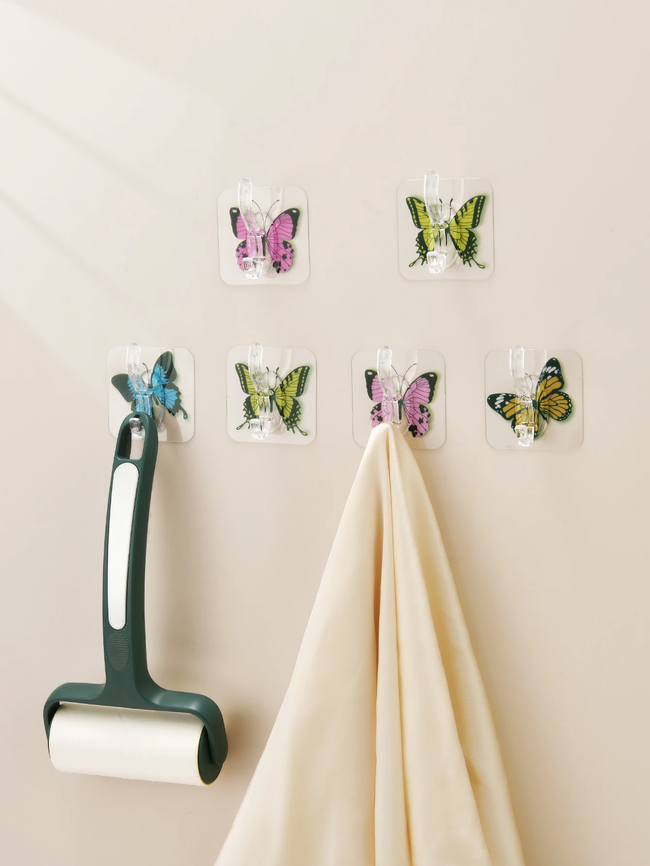 Butterfly Pattern Random Acrylic Non Punching Plastic Hooks For Clothes Hats, Bedrooms Bathroom Walls Universal Strong Adhesive