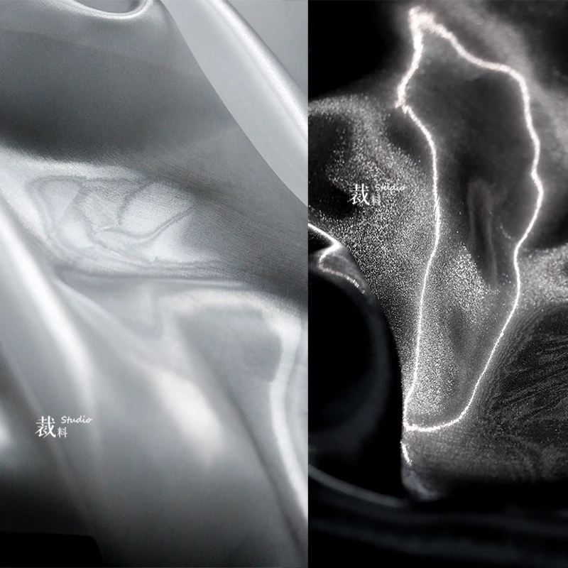 Bellissimo filato d'acqua gelatinoso, luce super brillante, leggermente trasparente, tessuto di design con silhouette crittografata in bianco e nero