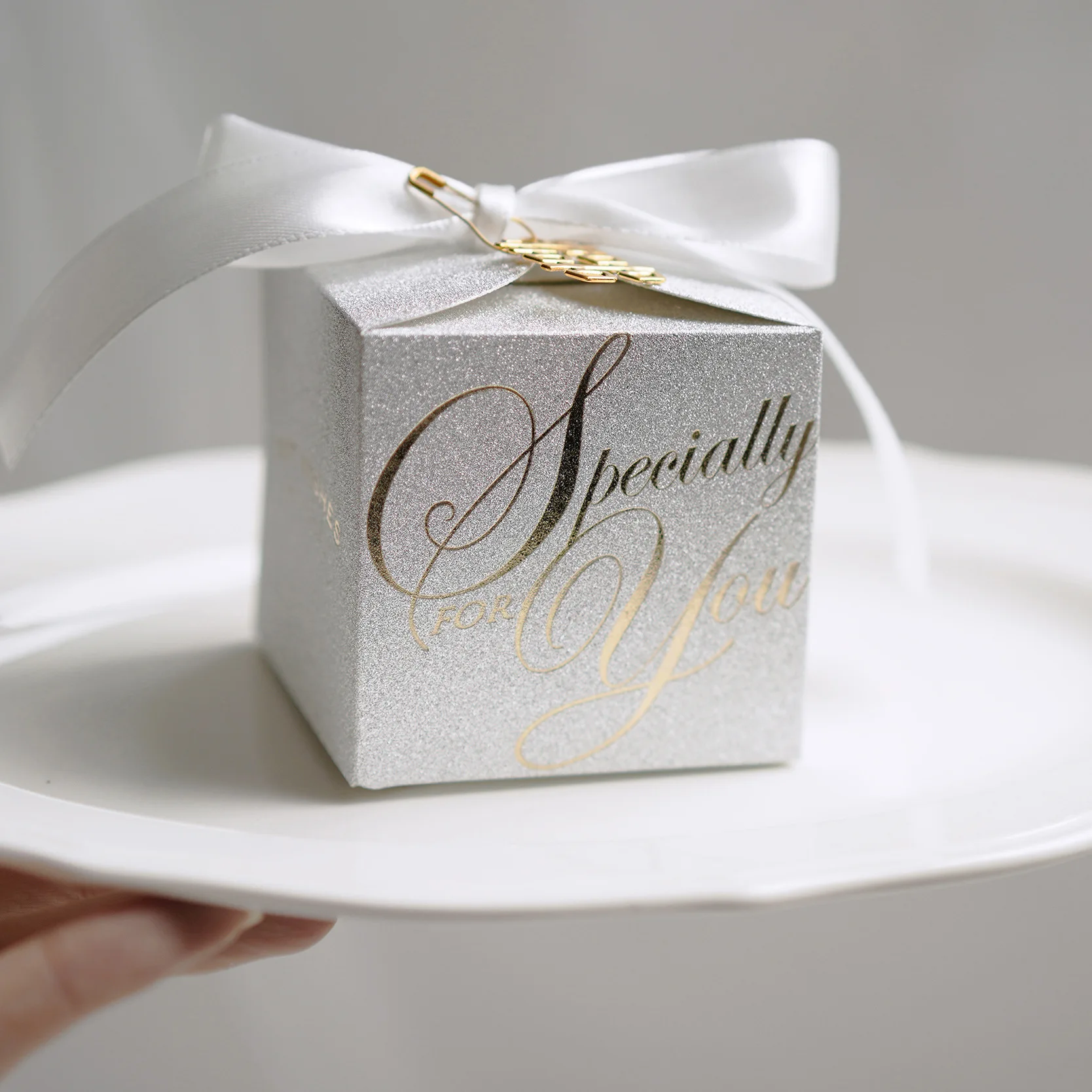 

5Pcs Champagne Gold Candy Box Glitter Wedding Candy Packing Boxes Christmas Birthday Party Banquet Souvenir for Guests Gift Box