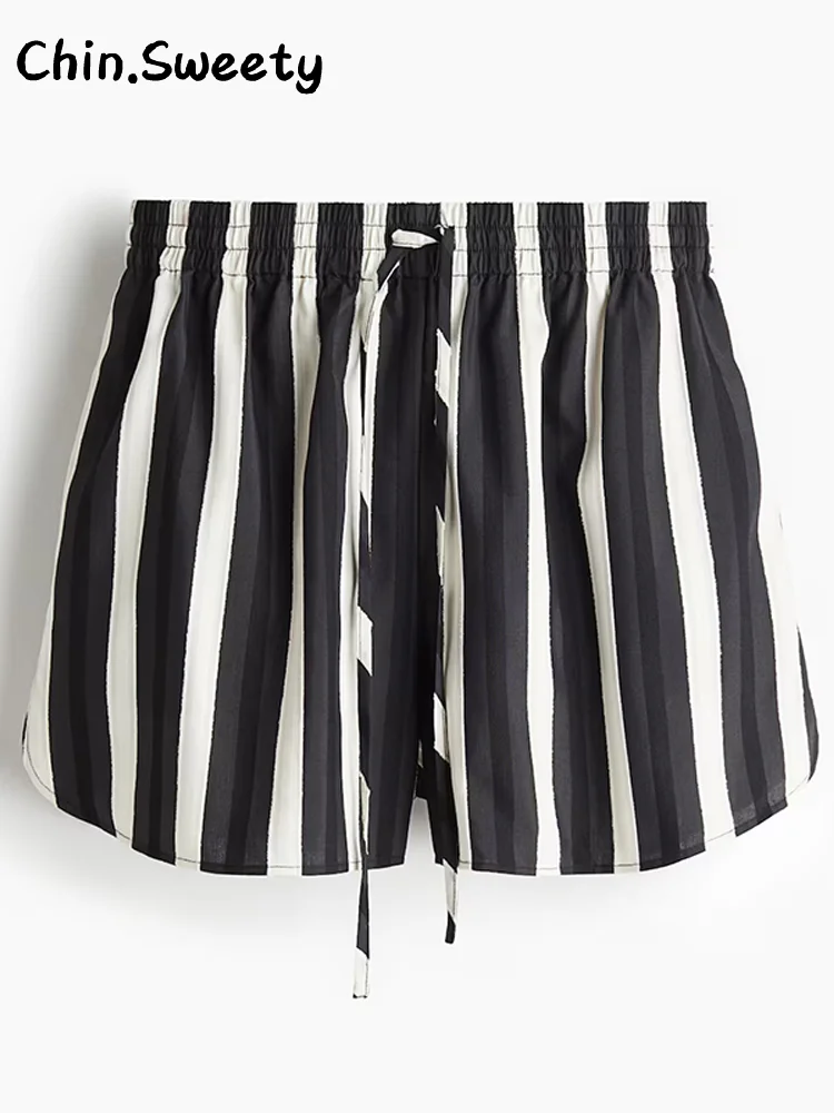 シックなストライプ柄ショートセット レディース ゆったりラペル 長袖 シングルブレストトップス ワイドレッグショートパンツ 2025 夏 レディース ハイストリートスーツ