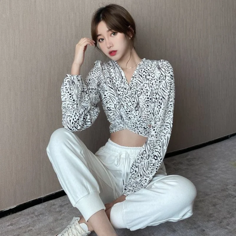 

Блузки женские с леопардовым принтом и открытой спиной женские сексуальные дизайнерские повседневные модные простые тонкие весенние с v-образным вырезом для отдыха удобные шикарные в корейском стиле