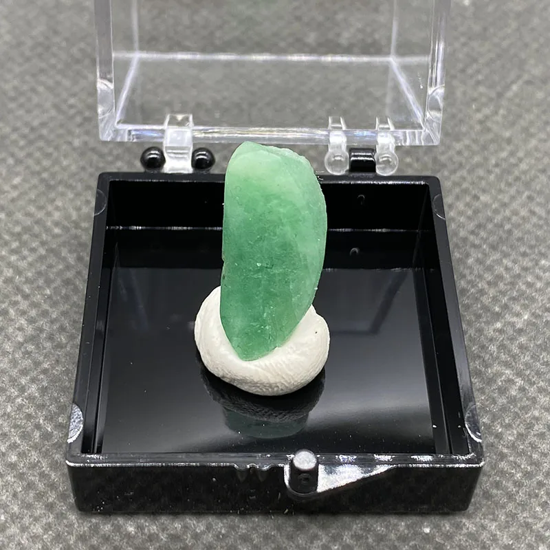 100% natural emerald original stone mineral specimen heals crystal gemstone collection. +Box size：35*35*35 mm