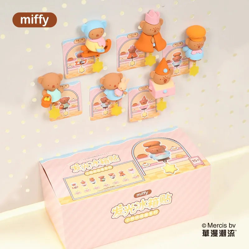 

В наличии: Оригинальный светящийся в темноте магнит на холодильник из серии "Маленький Медвежонок Борис Миффи: Пекарня" (слепая коробка) ‌ Коллекционные игрушки в подарок на день рождения