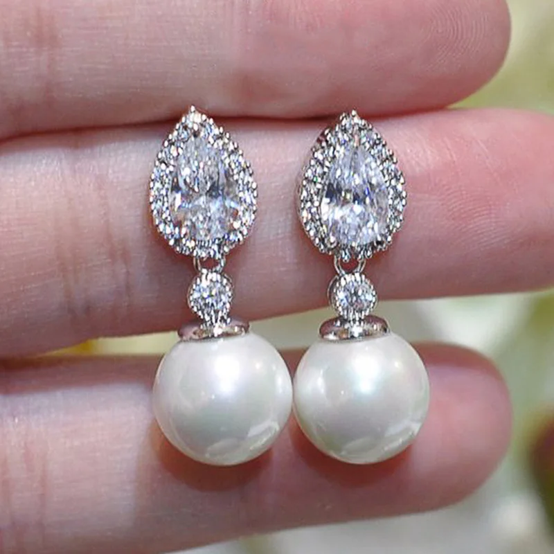 

A pair of earrings with pear-shaped design is suitable for daily wear.