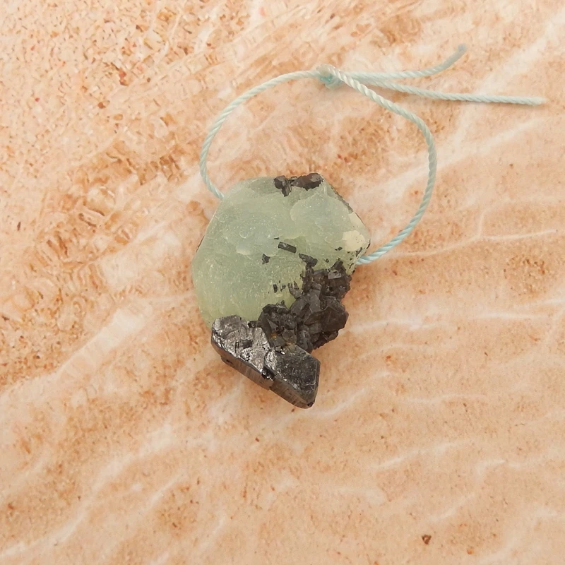 

Подвеска из натурального пренита с минеральной инклюзией - землистая ювелирная часть из драгоценных камней для ожерелья ручной работы 26x18x10 мм-6,5 г