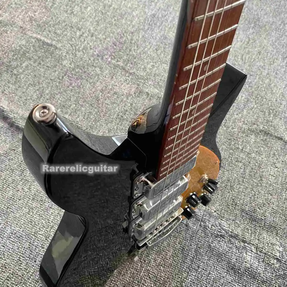 Trapeze Tailpiece 325 Electric Guitar, Gold Pickguard 3 Mini Pickups Black Color Guitarra