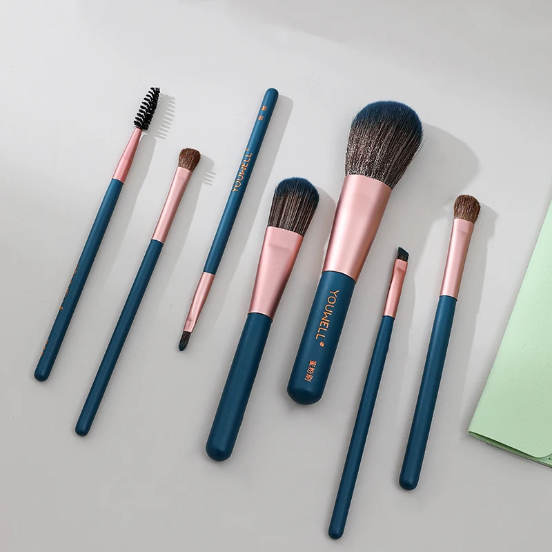 Stylish Makeup Brush Set With Pouch. Soft Bristles, Full Coverage. Elevate Your Beauty Routine!