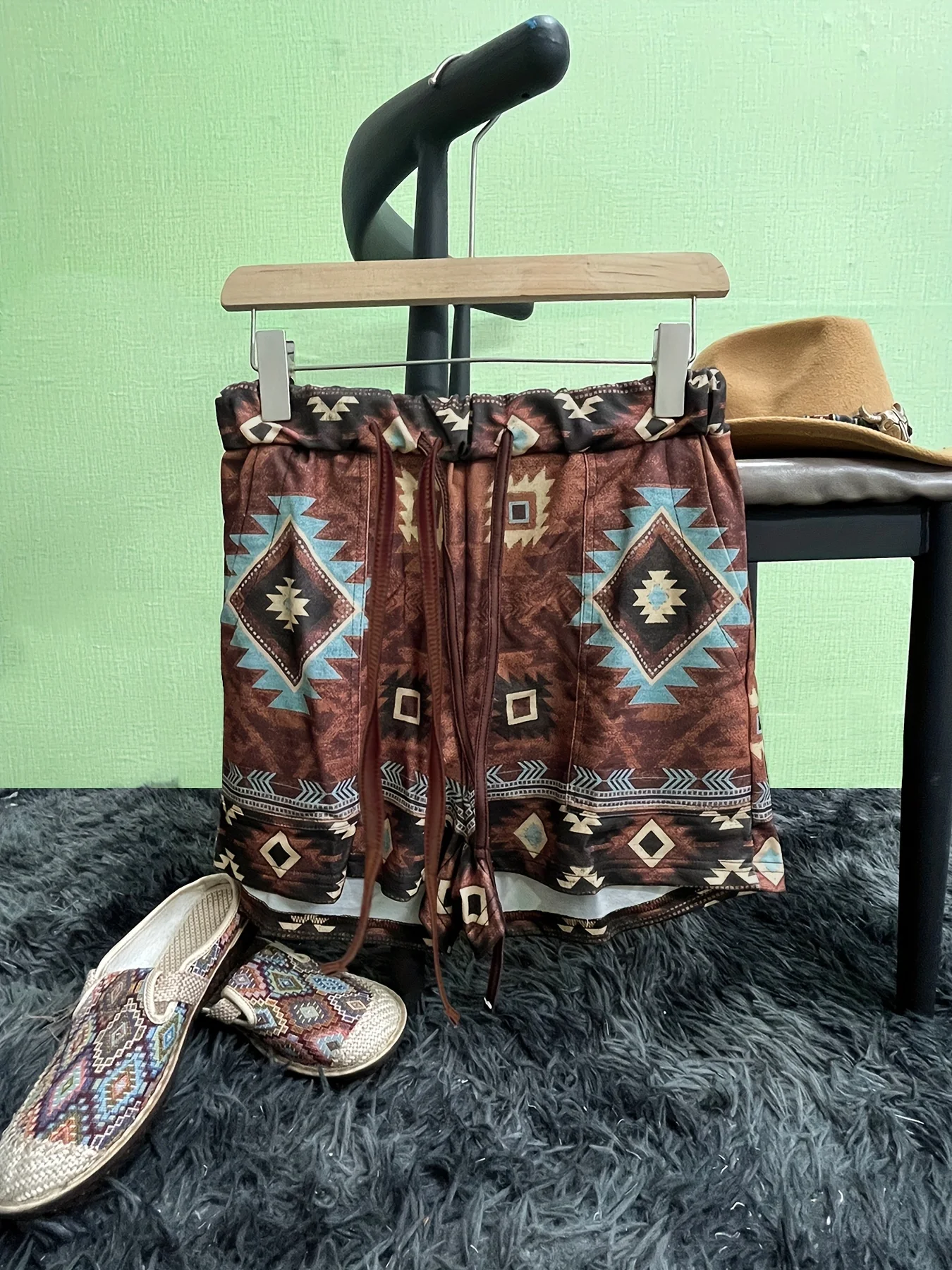Celana Pendek Wanita Motif Geometris Retro Barat