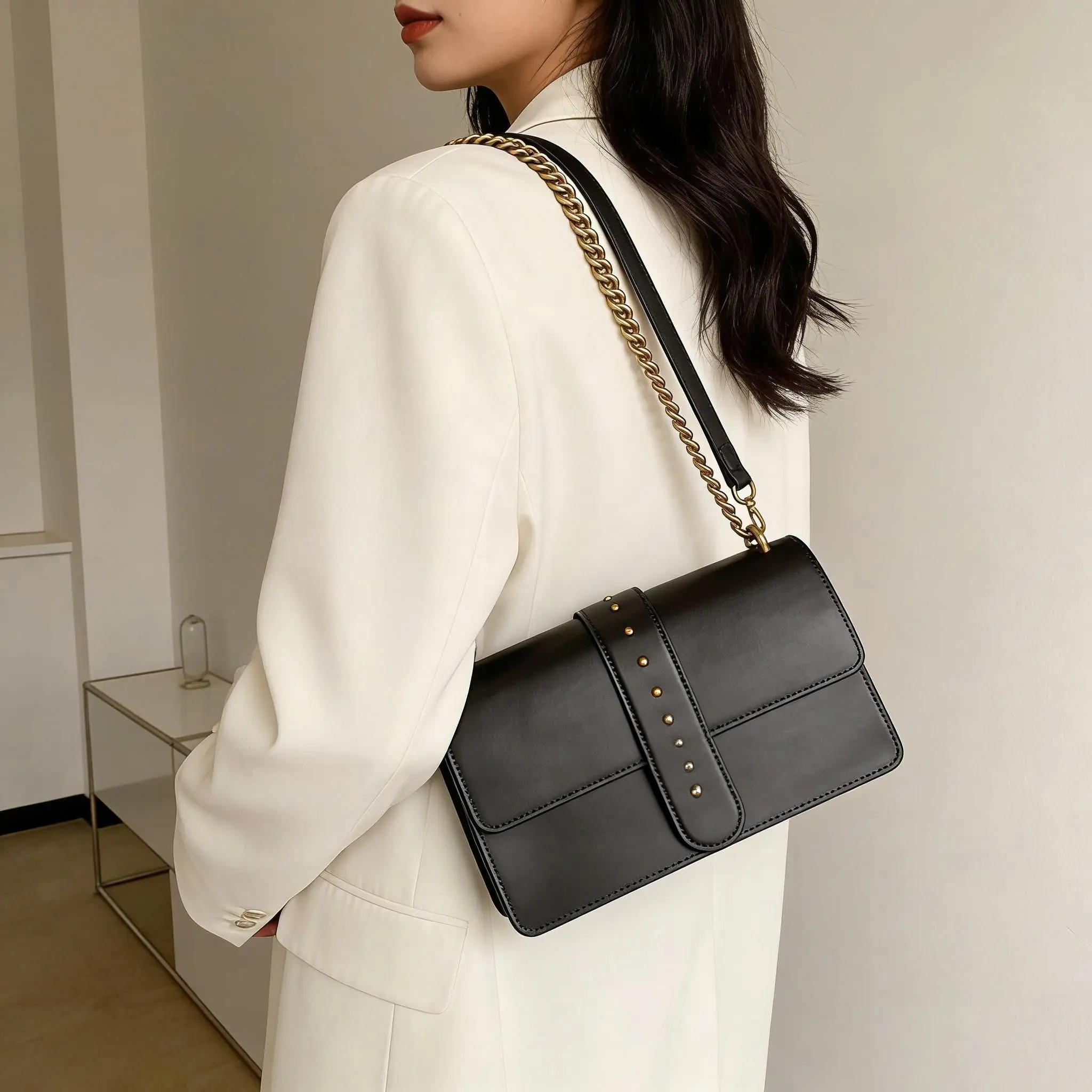 

New Women Flap Crossbody Bag Retro Embossed Head Buckle Chain Strap Shoulder Bag Women's luxury designer bags