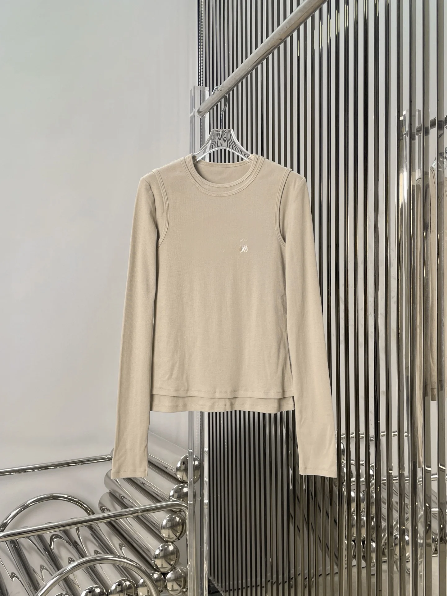 

Женская повседневная футболка-базовый слой с круглым вырезом, длинным рукавом, декоративным принтом-логотипом и эффектом двухслойности, из смесового хлопка