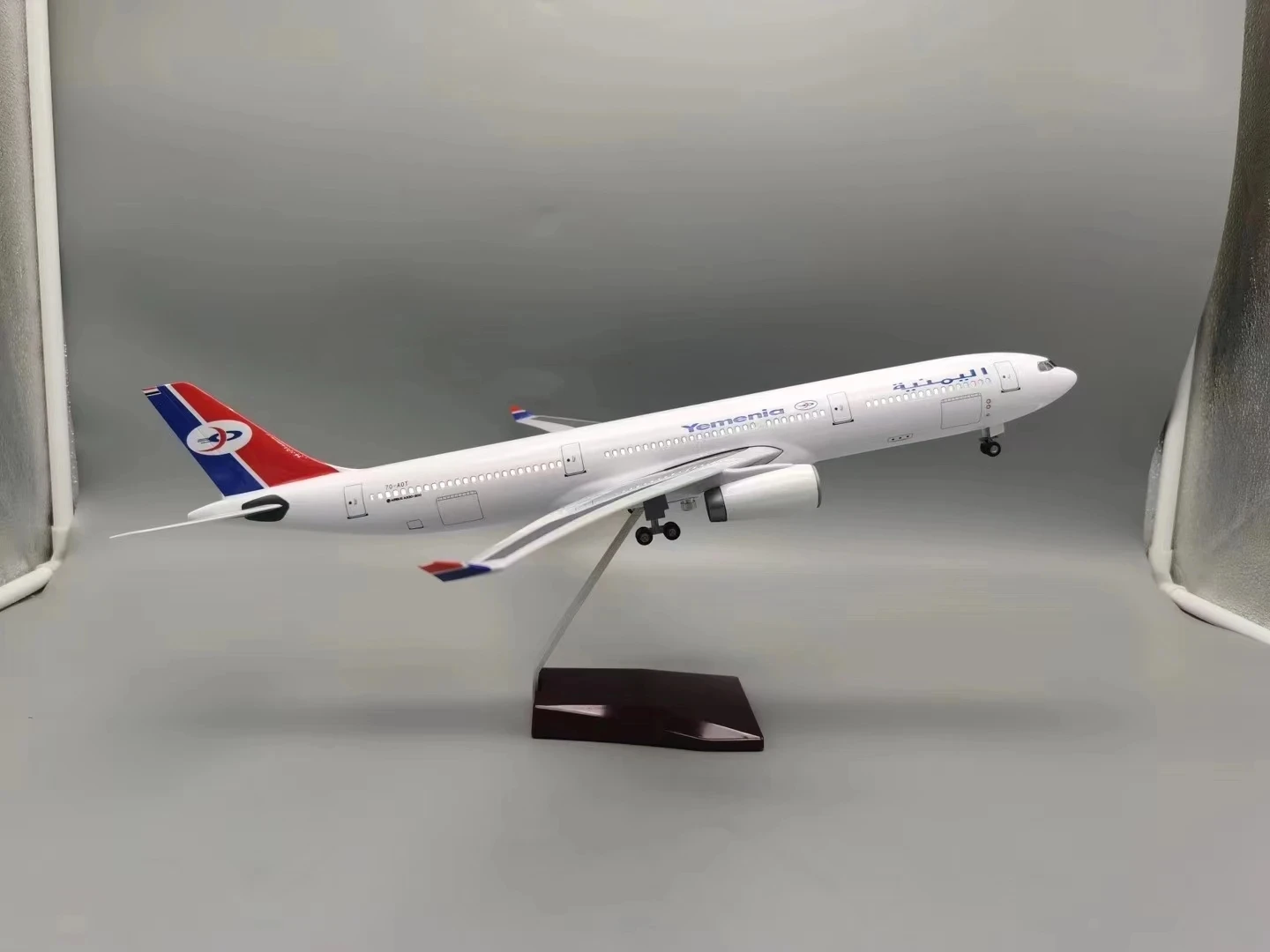 1:135 Scale 47cm  330 A330 Model Yemen International Airways Die-Cast Resin Airplane with Lights and Landing Gear Model Airplane