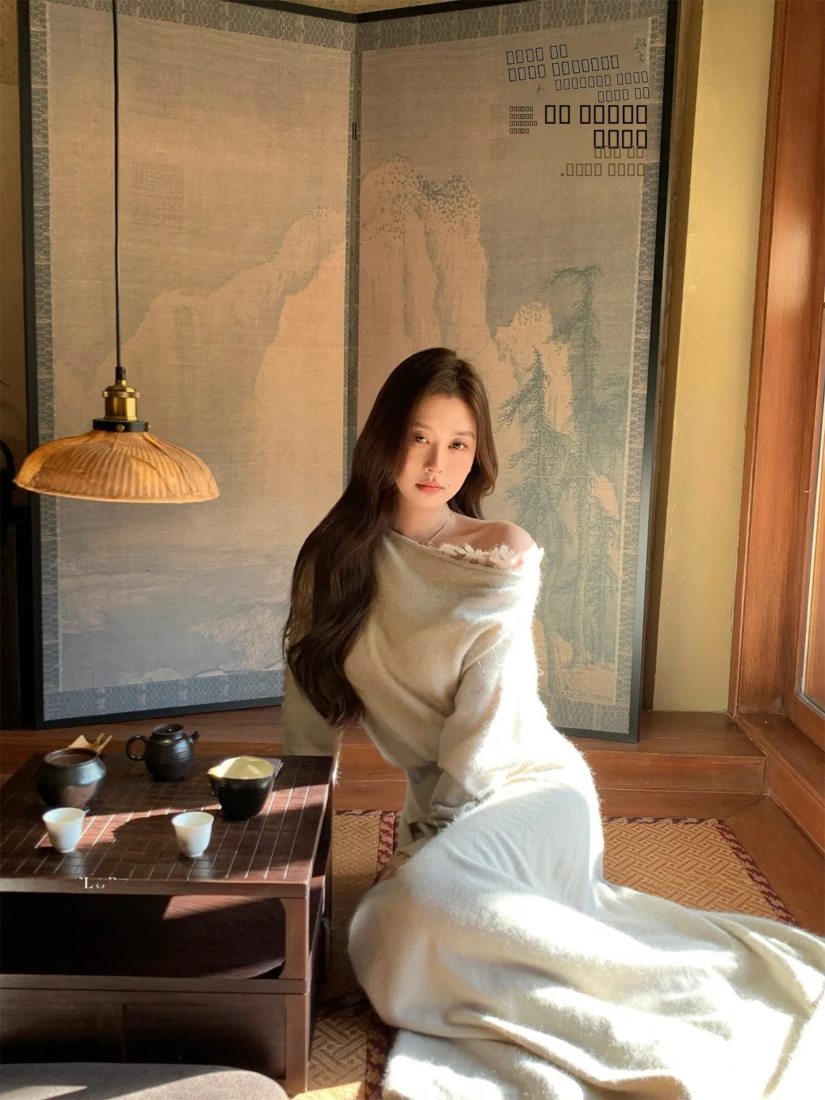 

Зимний комплект Florr Playa Ele: женский вязаный свитер с длинными рукавами и кружевными вставками на плечах, а также юбка с высокой талией.