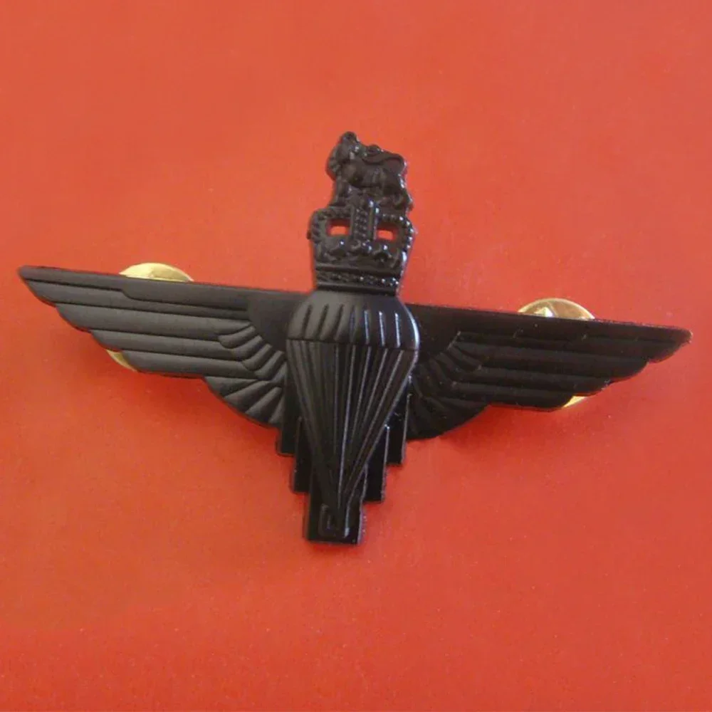Vintage UK ROYAL PARATROOPER BERET METAL WINGS BROOCH HAT COCKADE CROWN PIN BADGE BLACK