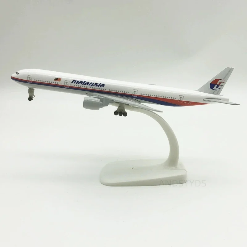 Aircraft B777 20cm Malaysia Airlines 1/400 Scale Metal Alloy Airplane With Wheels & Base Model Miniature Plane Enthusiast Gifts