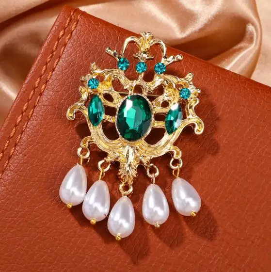 Hot selling palace style grandmother emerald brooch Baroque pearl chest flower accessory