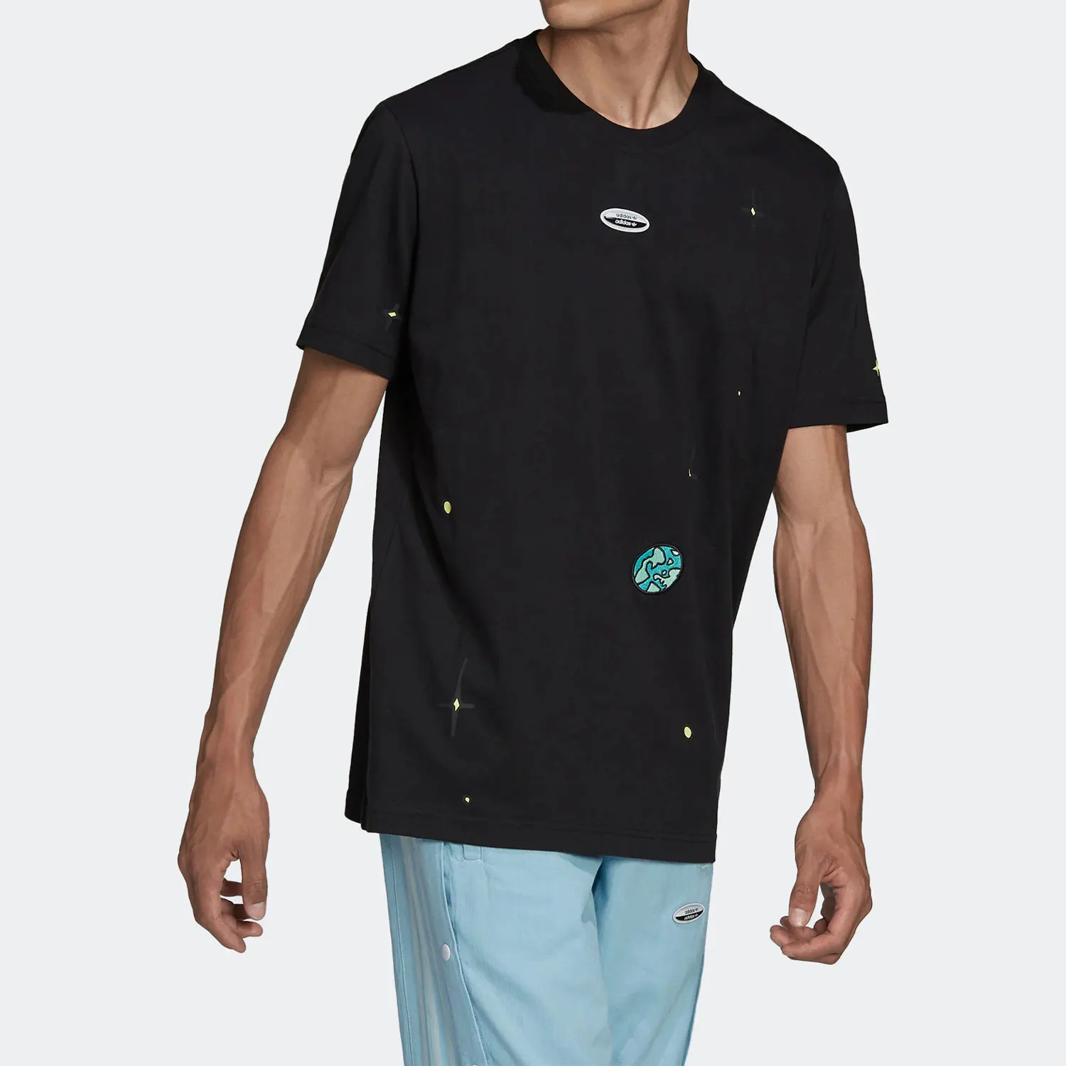 เสื้อยืดกีฬาผู้ชาย Adidas ของแท้ ลายสามแถบ คอกลม ระบายอากาศดี รุ่น HC9457