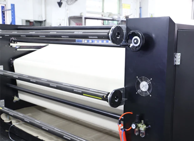 Macchina per il trasferimento di calore a sublimazione Calandra per pressa di calore da rotolo a rotolo da 1,8 m per tessuti