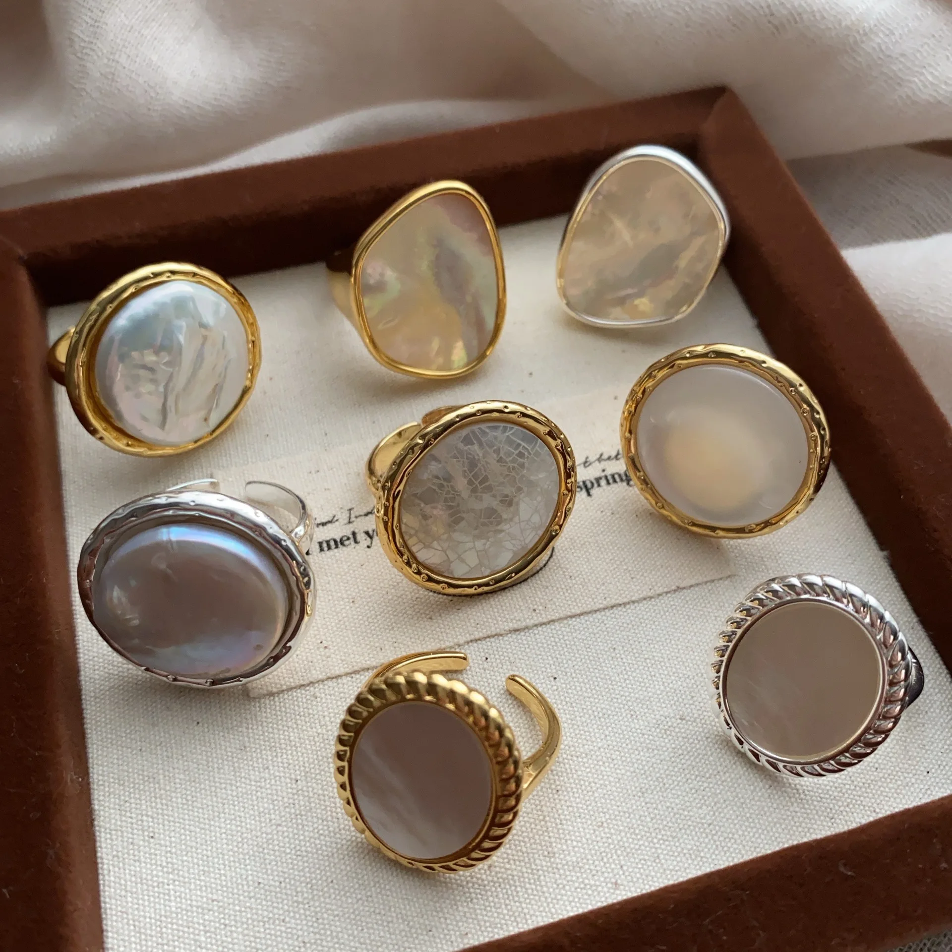 

Natural Texture Fritillary Shell Round Finger Ring for Women Man Adjustable Opening Ring Geometry Jewelry Fashion Party Gift