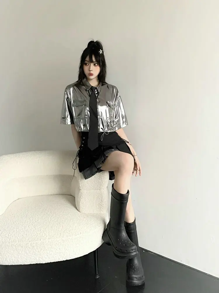 Ensemble chemise argentée à manches courtes + jupe plissée taille haute, tenue deux pièces tendance pour femmes, Y2K métallique Chic, cordon doux et Sexy