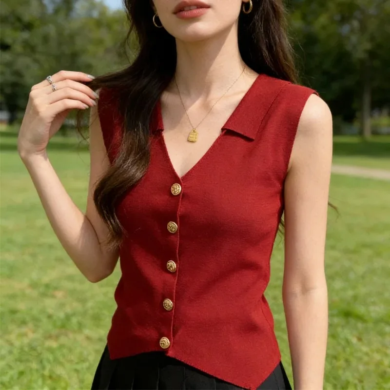 Chaleco de punto retro color rojo vino con solapa y hebilla dorada, cintura ajustada para efecto adelgazante, cárdigan sin mangas combinado con una camisa pequeña.