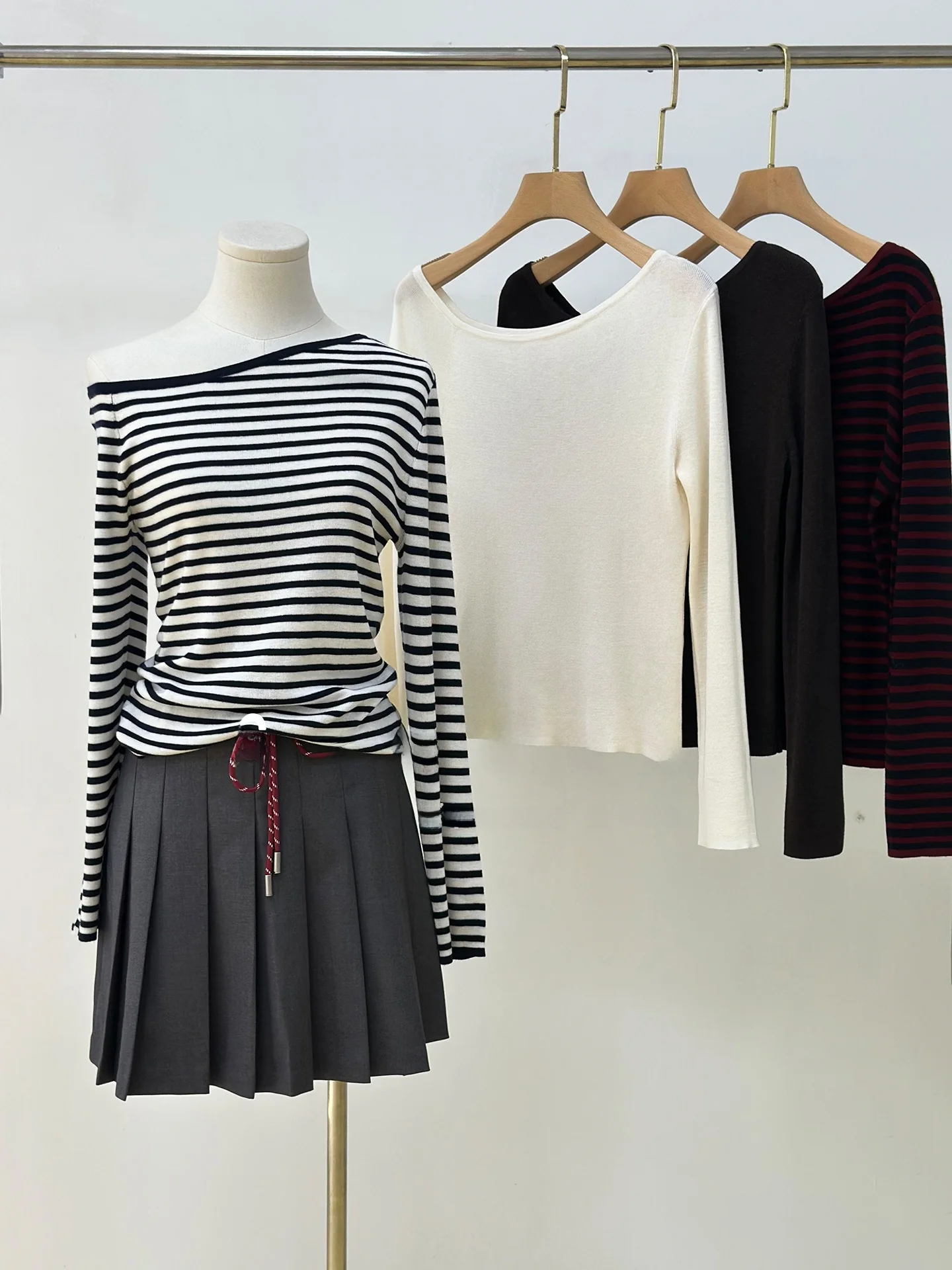 

Модный вязаный свитер с асимметричным подолом для женщин, новинка ранней осени, стильный дизайн, стройнящий фасон, мягкий, длинный...