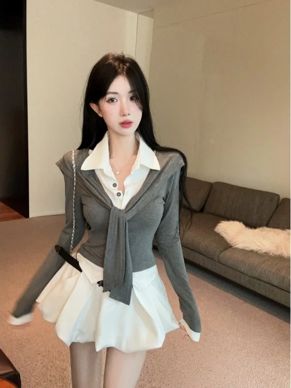 

Корейский стиль: уникальный комплект из двух предметов с эффектом двухслойности, имитирующий рубашку и юбку, с пышной мини-юбкой, длинными рукавами и воротником.