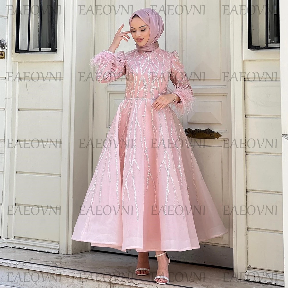 Maßgeschneidertes A-Linien-Abendkleid mit langen Ärmeln, Federn, muslimische Kleidung, knöchellanges Abendkleid, eleganter Damenstil im Nahen Osten – Detail 4