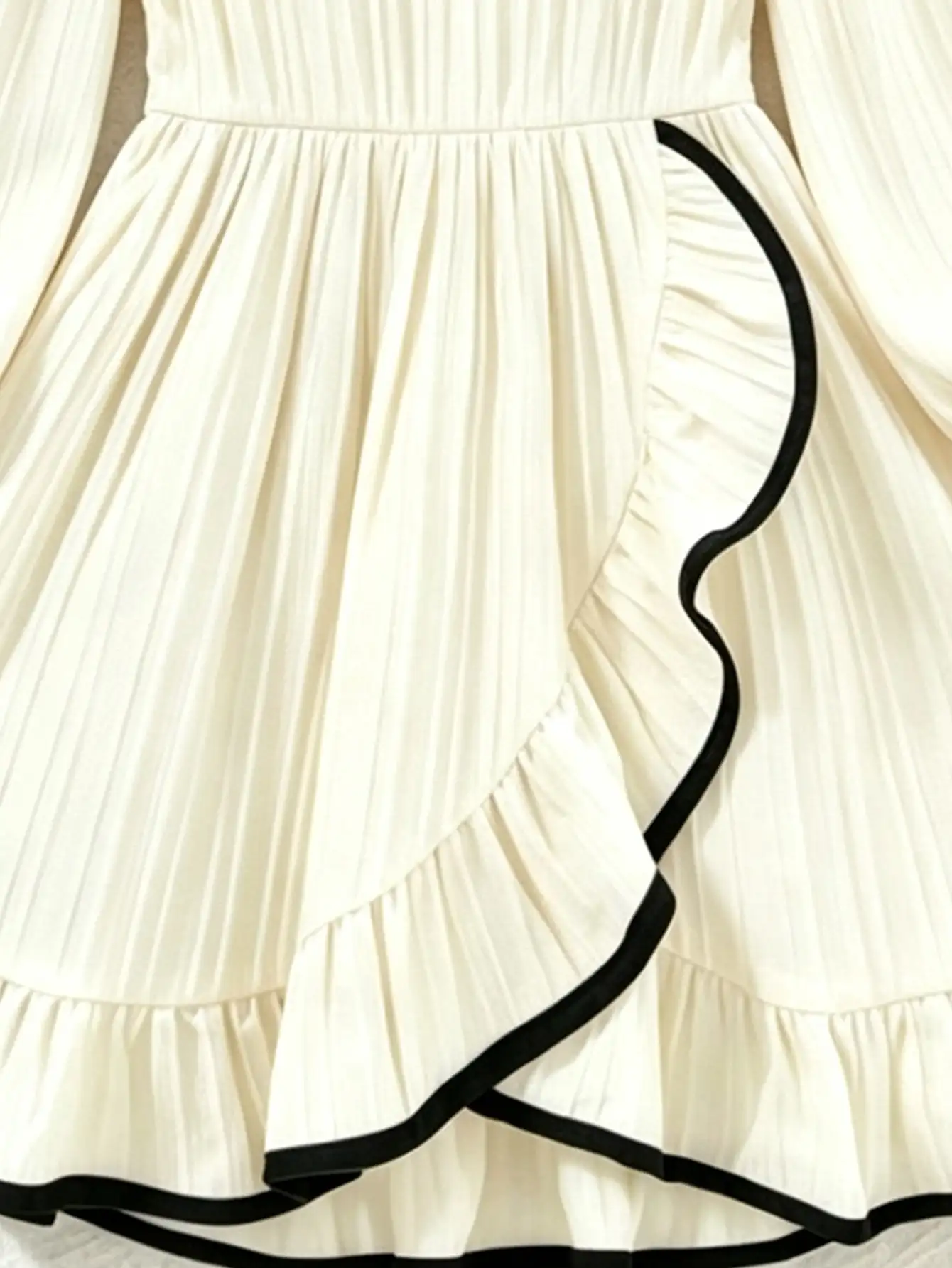 Mädchenkleid mit Rundhalsausschnitt, langen Ärmeln, tailliertem Schnitt, Schleife, gestreiftem Rock und Schlitz, Kinderbekleidung – Detail 9