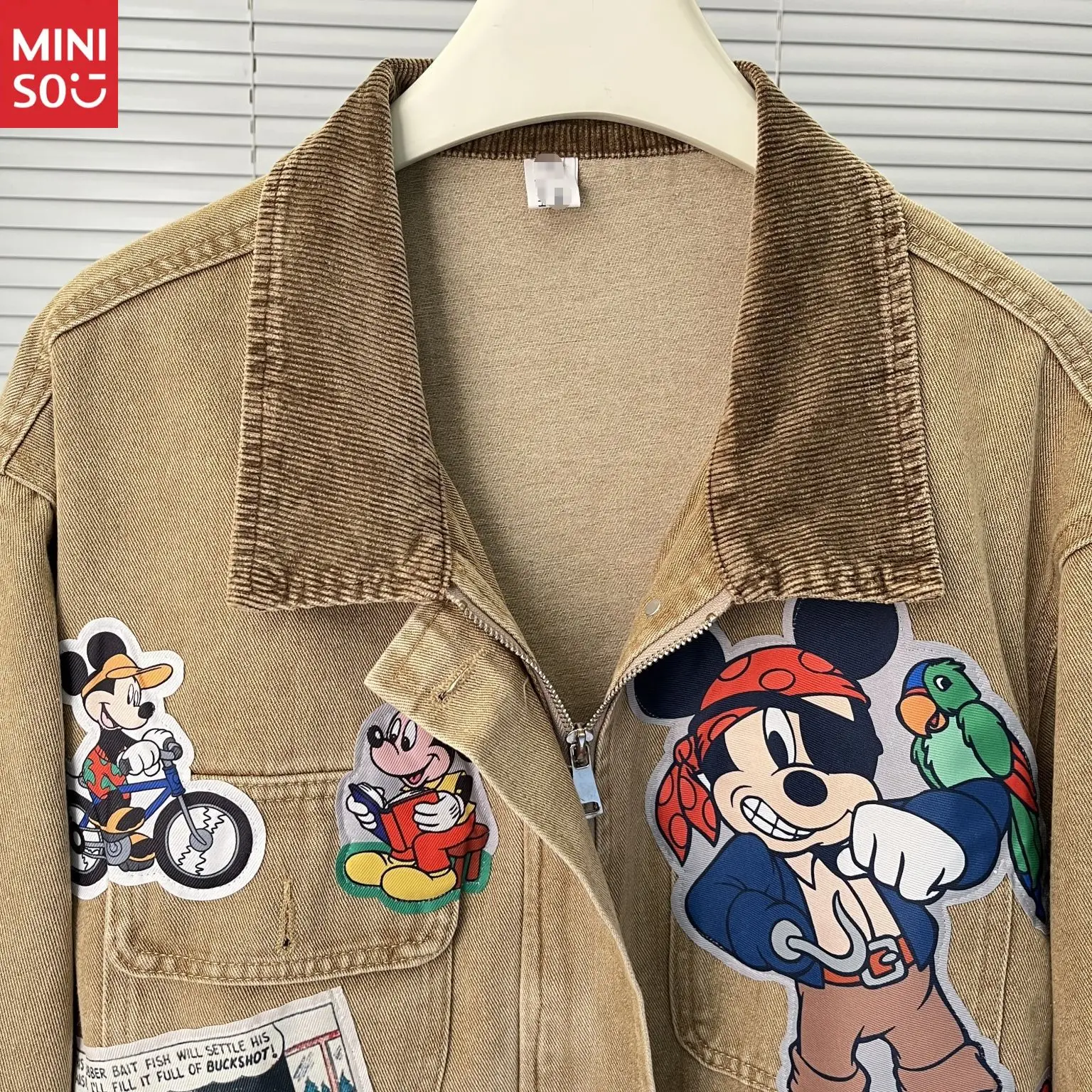 Disney2025 الخريف جديد الكرتون لطيف نمط ملصق الأدوات سترة BF نمط زوجين الدنيم سترة أعلى