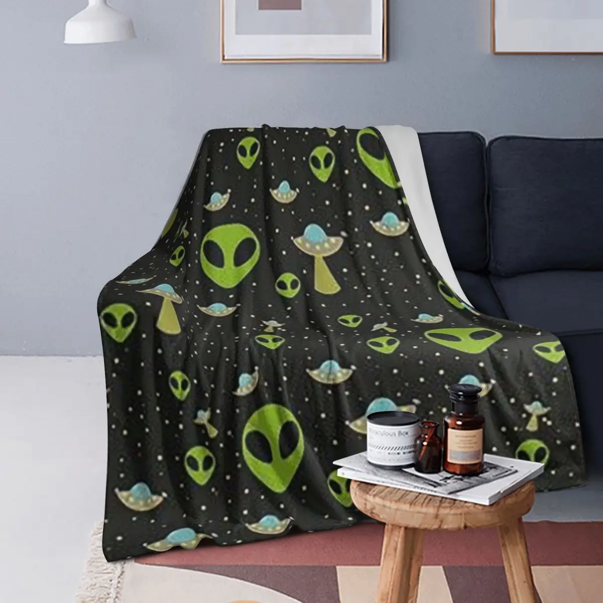 

Wonderful Green Alien Universe Wondrous Cosmos With Planet And Stars Blanket Flannel Throw Blanket for Bed room Picnic Home Sofa