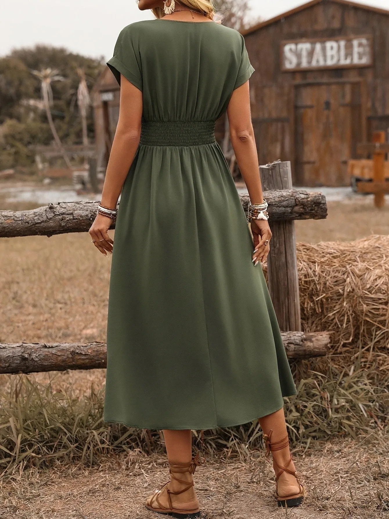 Modna damska sukienka midi w kolorze oliwkowym z głębokim dekoltem w serek, z efektem modelowania talii, sukienka w kształcie litery A z krótkim rękawem, elegancka, codzienna na wakacje.