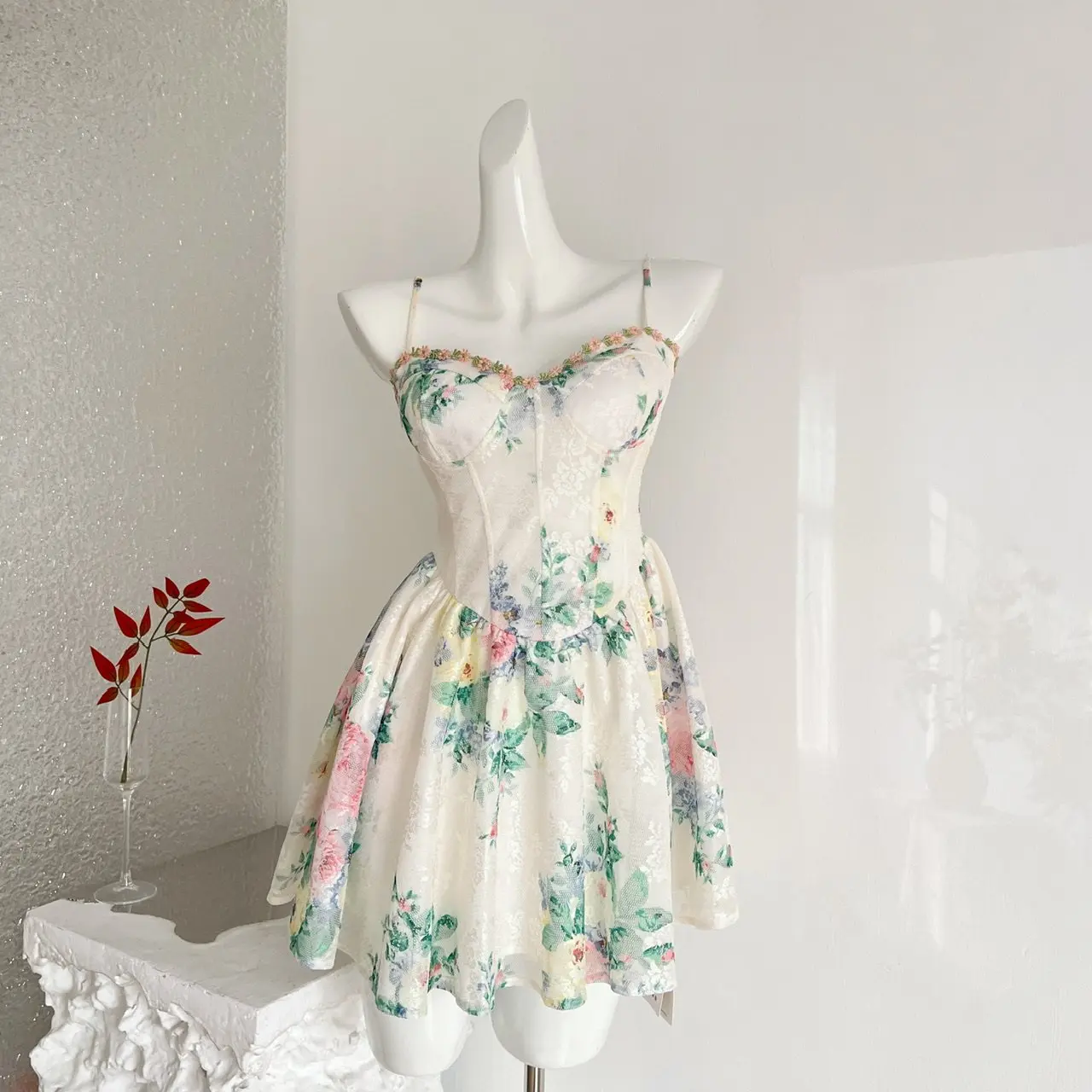 

Женское платье без рукавов с цветочным принтом, лето 2026, во французском стиле, нежное, приталенное, с эффектом стройности