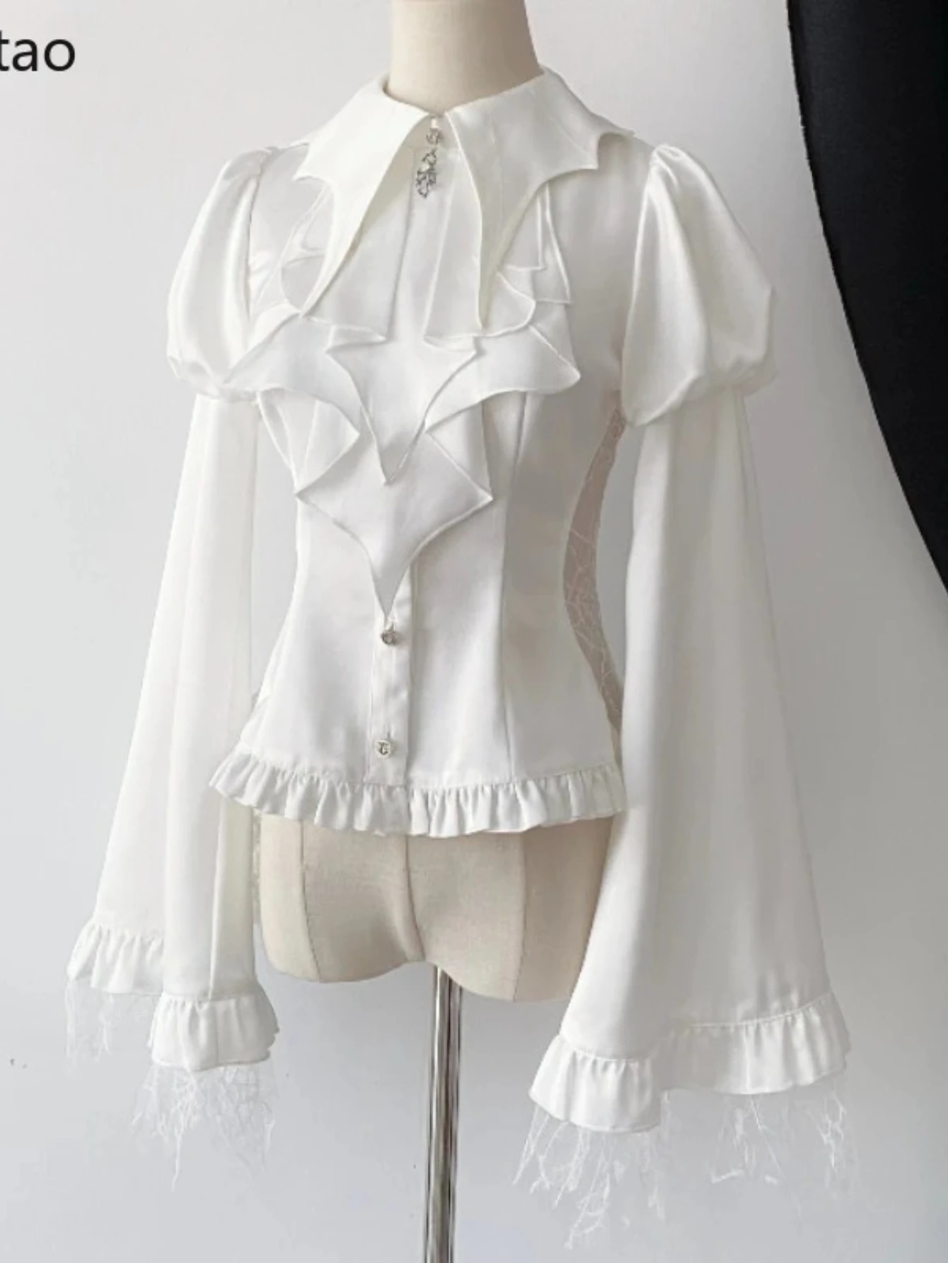 

Модная облегающая рубашка на Хэллоуин в готическом стиле с рукавами-фонариками, вырезами и принтом паука, для ношения как под одеждой, так и поверх одежды.