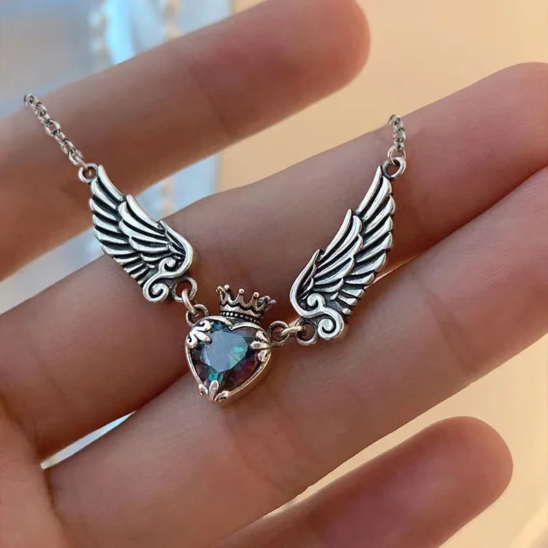 Huitan Hip-Hop-Stil Engelsflügel-Design Halskette mit Mehrfarbigem Herz-CZ für Damen Antik-Silber-Farbene Liebes-Halskette Rock-Schmuck