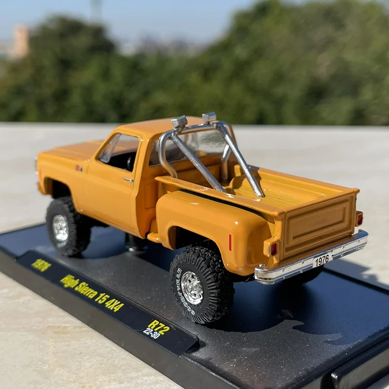 1:64 Scale Diecast Alloy GMC 4X4 Off-road Vehicle Pickup Truck Toy Car Model Classic Adult Souvenir Ornament Gift Static Display
