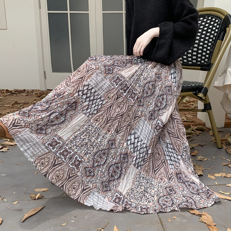 Plisowana spódnica midi z szyfonu w stylu vintage z kwiatowym nadrukiem - wysoka talia, podkreślająca figurę spódnica maxi w kształcie litery A z efektem zwiewności, nowość na jesień.